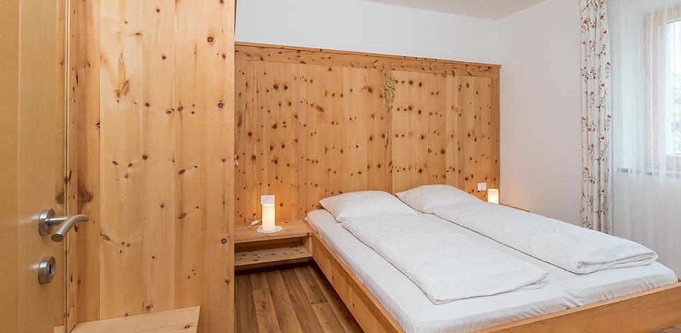 Ferienwohnung 2 - Doppelbettzimmer in Zirbenholz