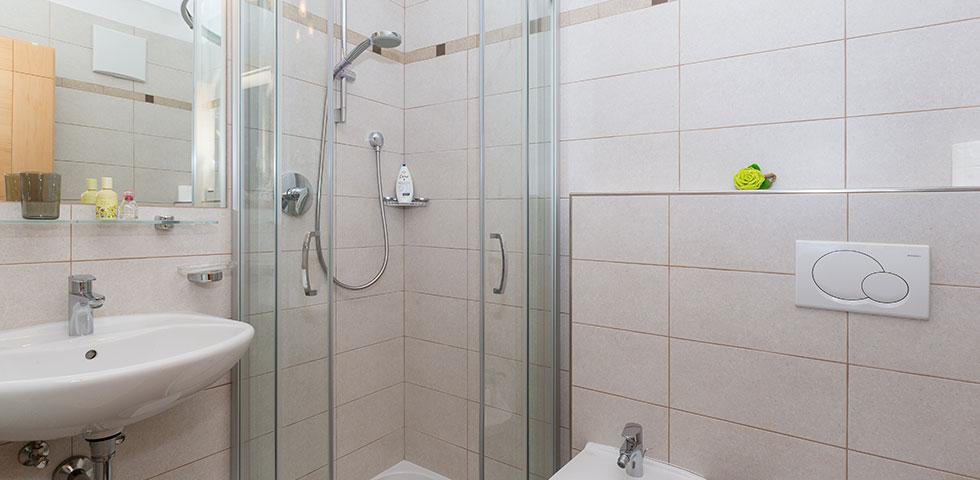 Apartment 6 - Bathroom with shower, toilet, bidet and hair dryer